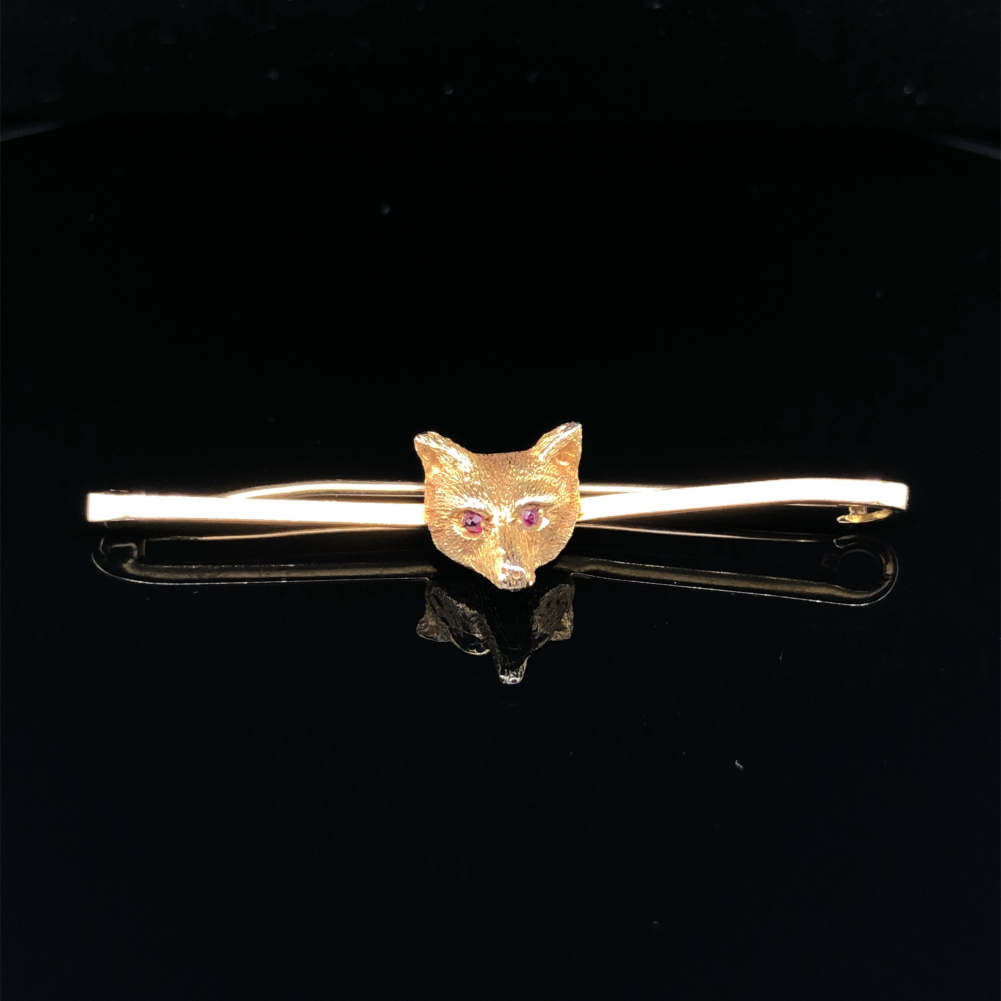 A 9ct HALLMARKED GOLD FOX MASK BAR BROOCH WITH GEMSET RED EYES, DATED 1947, LONDON FOR CROPP AND - Image 3 of 6