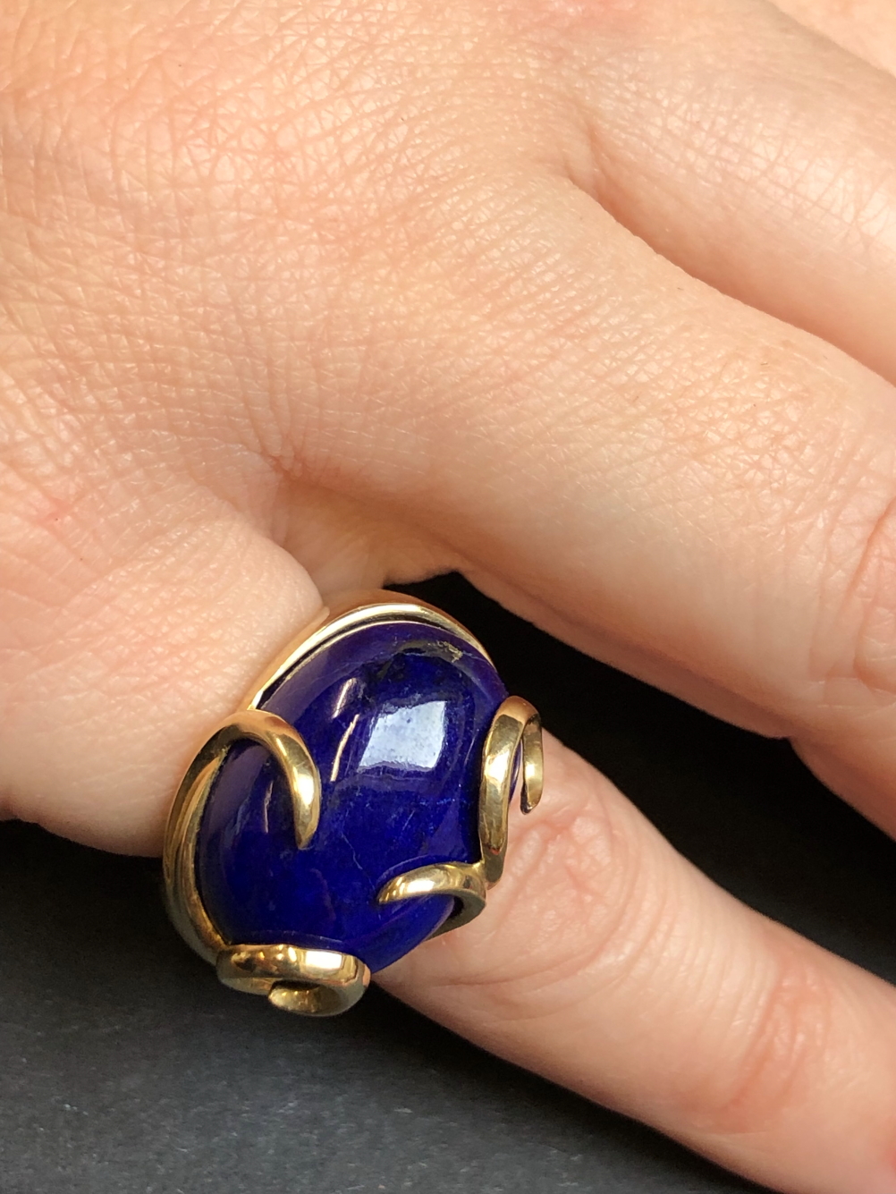 A CONTEMPORARY LAPIS LAZULI AND 9ct HALLMARKED GOLD RING. FINGER SIZE K. WEIGHT 8.73grms. - Image 7 of 8