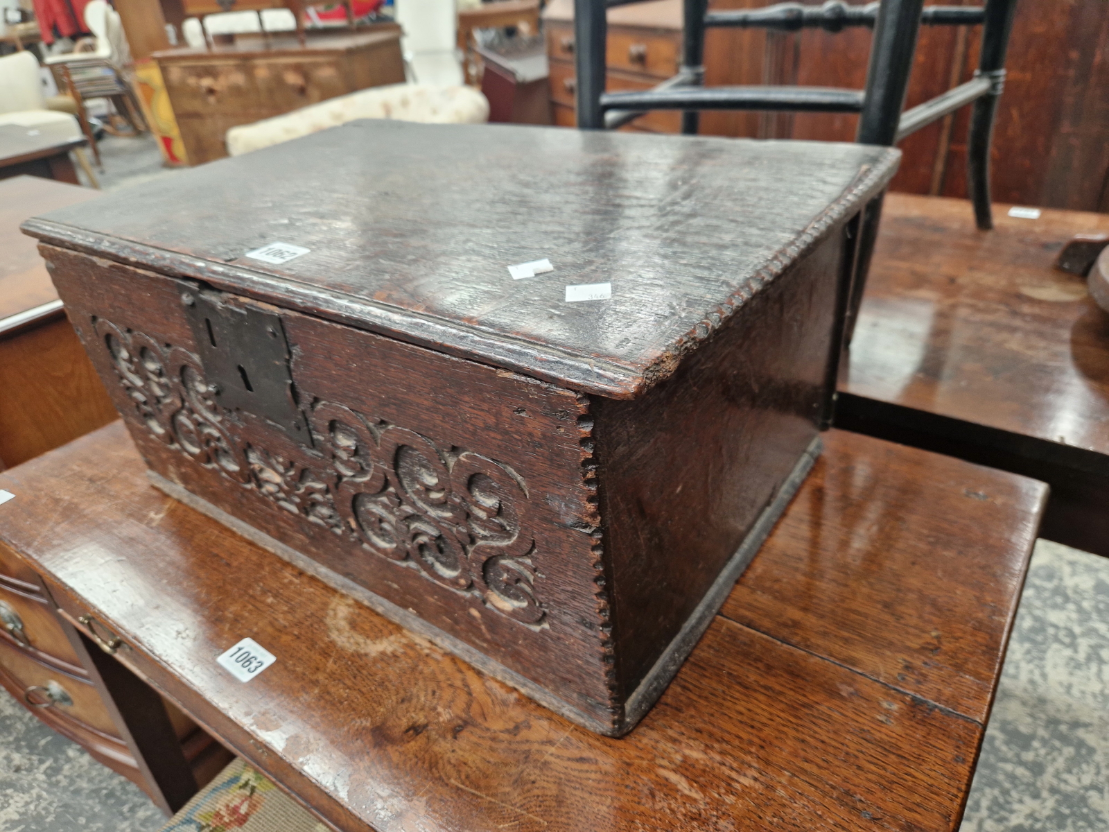 A LATE 17th/EARLY 18th C. OAK BIBLE BOX WITH AN S-SCROLL BAND CARVED TO THE FRONT - Image 4 of 5