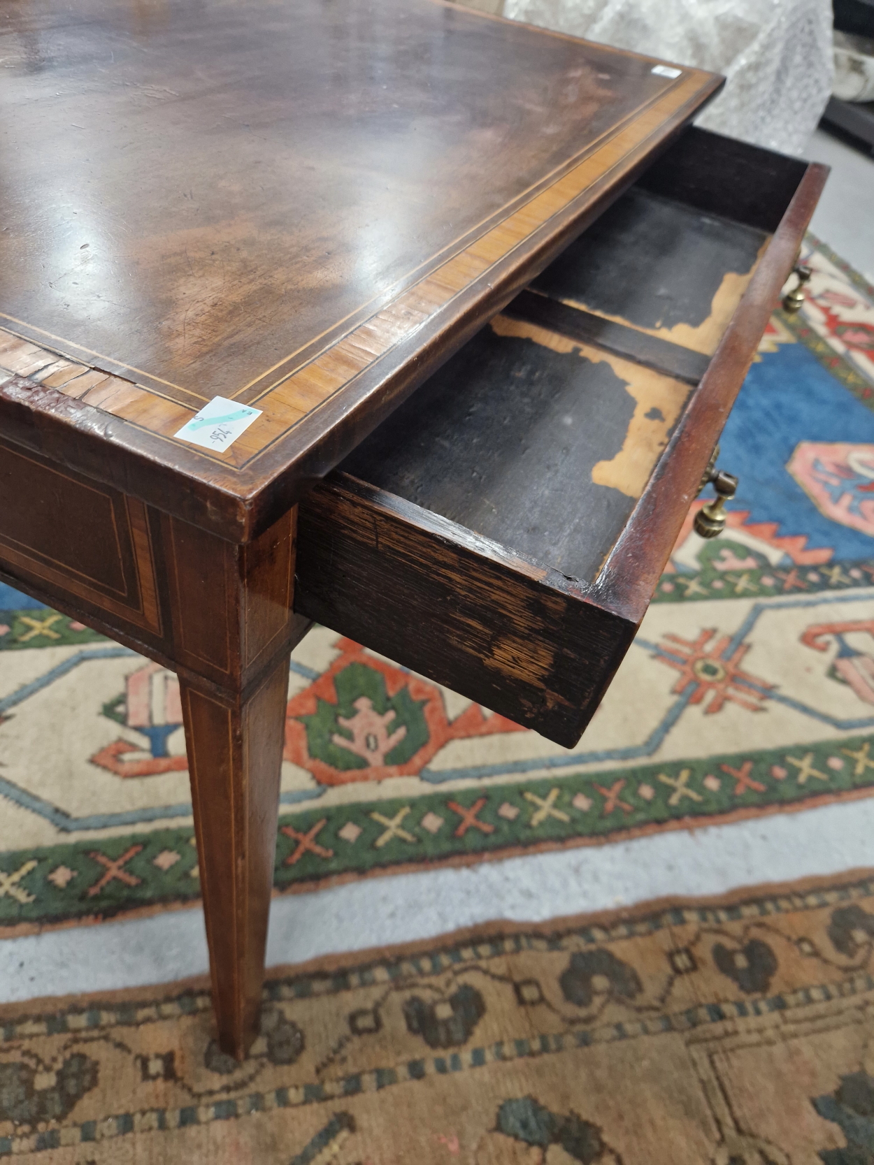 AN ANTIQUE SATIN WOOD BANDED MAHOGANY SIDE TABLE WITH A SINGLE DRAWER ABOVE THE LINE INLAID TAPERING - Image 5 of 5