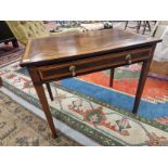 AN ANTIQUE SATIN WOOD BANDED MAHOGANY SIDE TABLE WITH A SINGLE DRAWER ABOVE THE LINE INLAID TAPERING