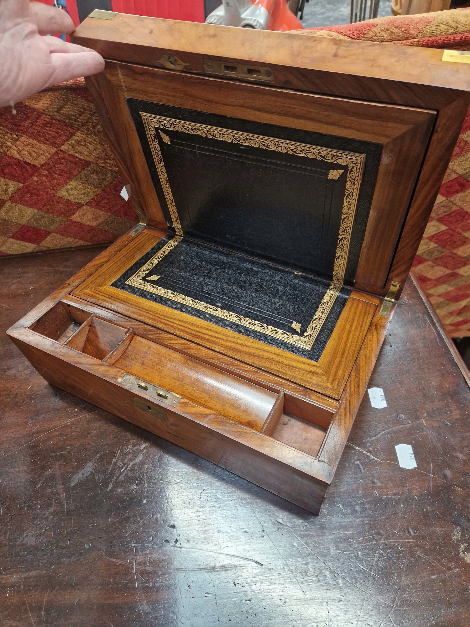 A BRASS CORNERED WALNUT WRITING SLOPE TOGETHER WITH AN OAK BOX - Image 3 of 5