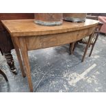 AN EARLY 19th C. CROSS BANDED MAHOGANY BOW FRONTED SERVING TABLE. W 131 x D 57 x H 86cms.
