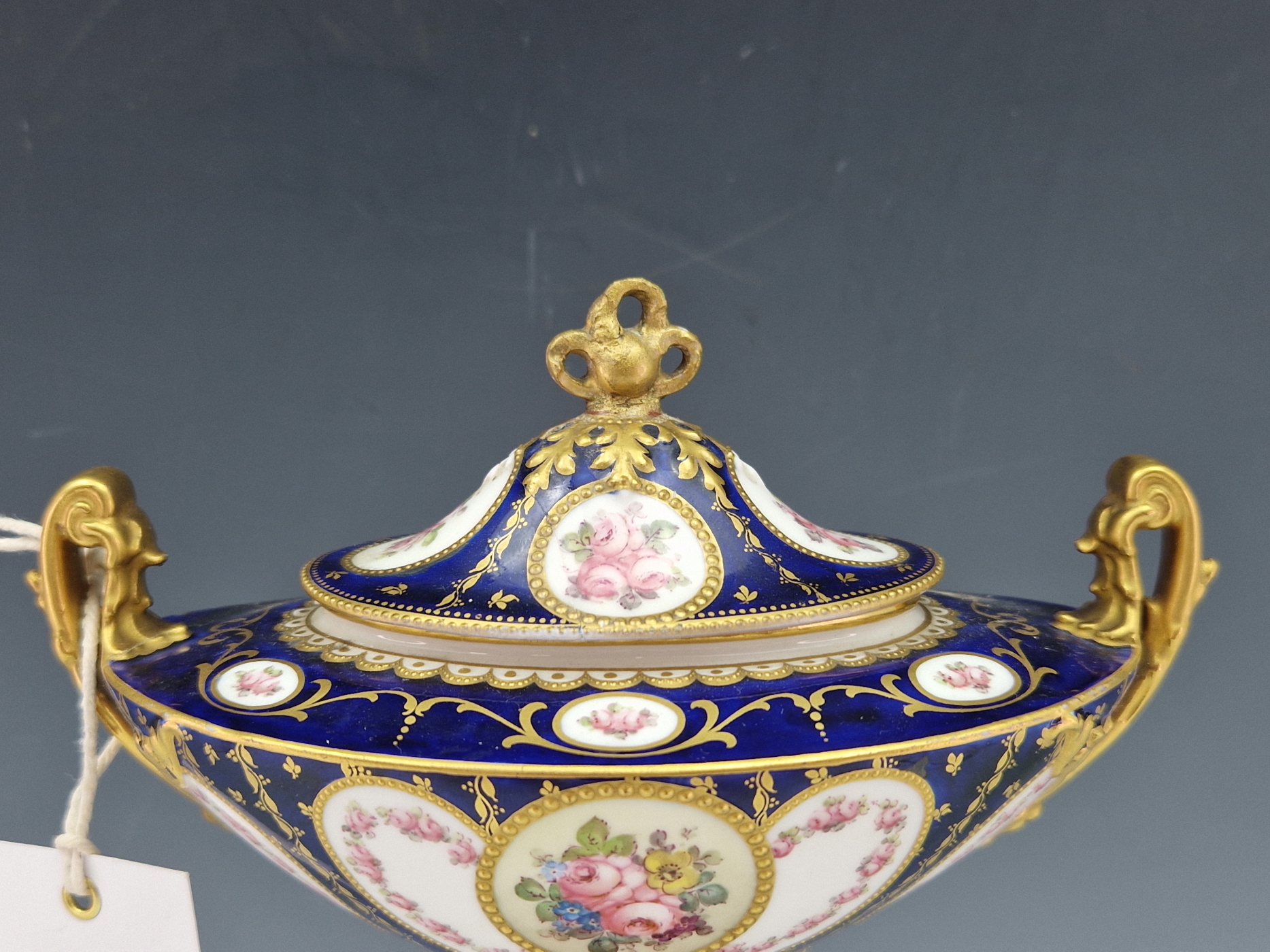 A CROWN DERBY BLUE GROUND TWO HANDLED OVAL URN AND COVER, DATE LETTER FOR 1904, PAINTED WITH GOLD - Image 2 of 7