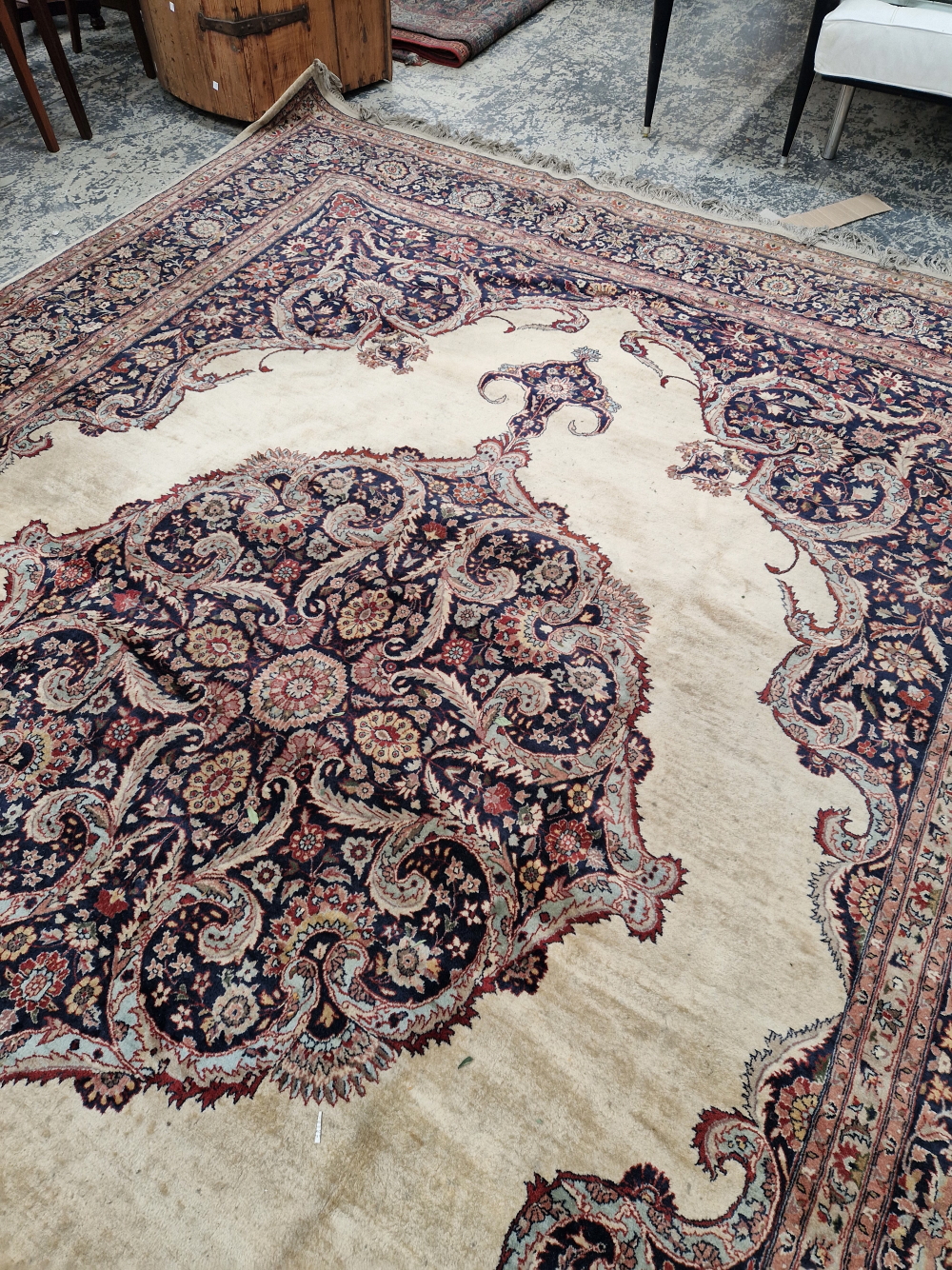 AN ORIENTAL CARPET OF CLASSIC PERSIAN DESIGN 370 x 274 cm. - Image 7 of 10