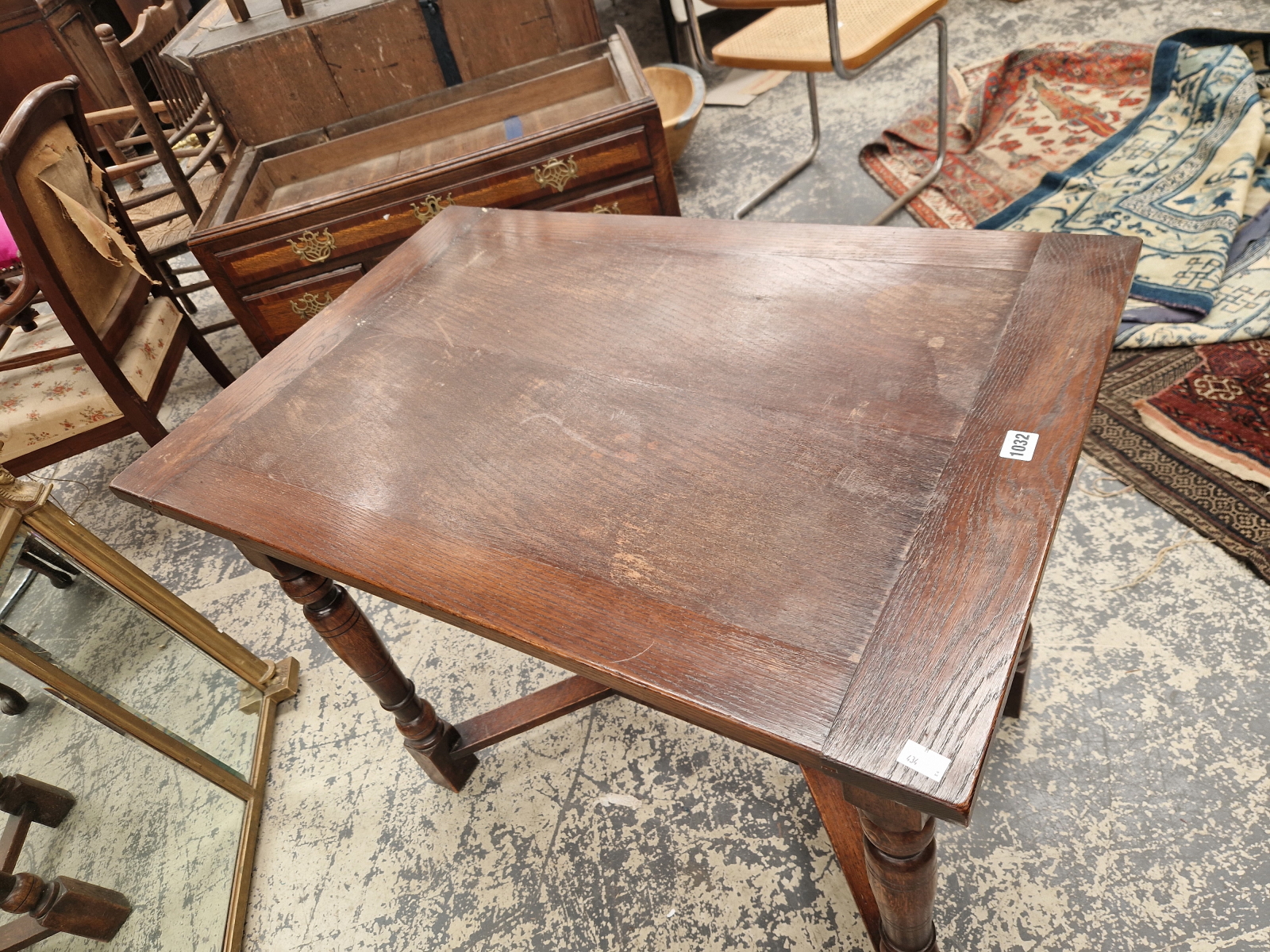 A CONTEMPORARY OAK SIDE TABLE WITH A RECTANGULAR TOP ON BALUSTER TURNED LEGS - Image 2 of 4