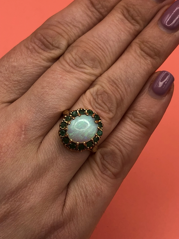 AN VINTAGE 9ct HALLMARKED GOLD OPAL AND EMERALD CLUSTER RING. DATED LONDON 1978. FINGER SIZE Q. - Image 5 of 7