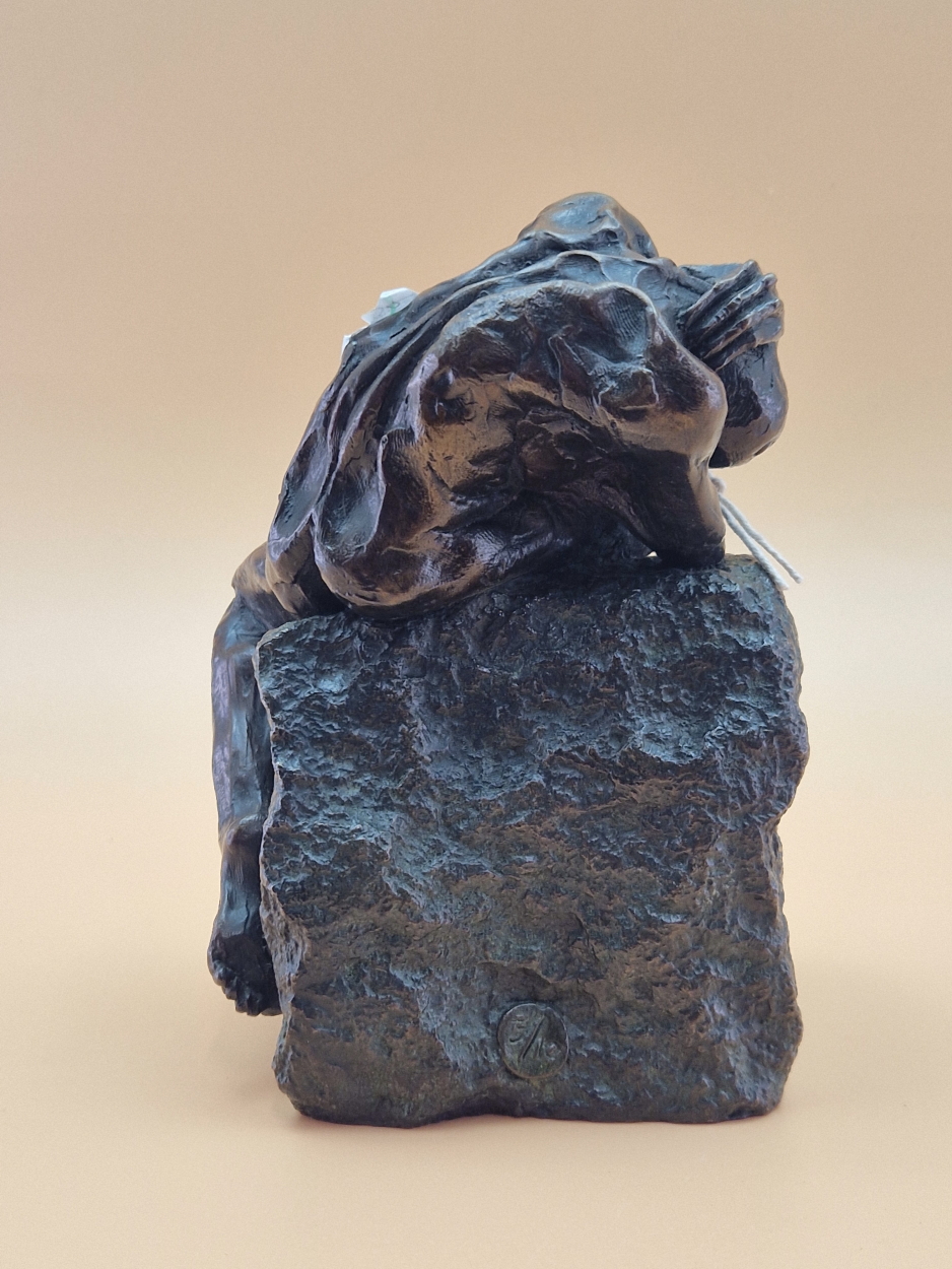 FELIPE GONZALEZ, A CONTEMPORARY BRONZE SCULPTURE OF A NAKED MAN CROUCHED ON A ROCK. H 18cms. - Image 7 of 7