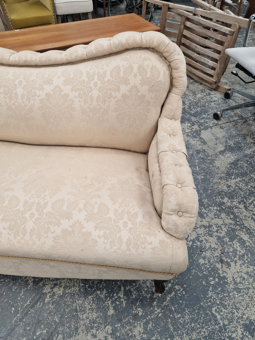 AN EDWARDIAN SMALL SALON SETTEE WITH BUTTON BACK UPHOLSTERY. - Image 3 of 4