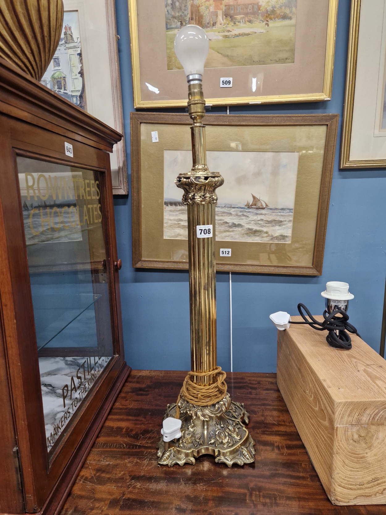 A BRASS FLUTED COLUMN TABLE LAMP SUPPORTED ON A FLORAL QUADRIPARTITE FOOT. H 67cms TOGETHER WITH A - Image 2 of 2