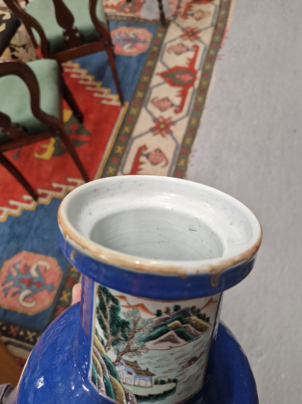 A CHINESE BLUE GROUND VASE PAINTED WITH A RESERVE OF THREE LADIES ON A TERRACE AND WITH GARDEN - Image 12 of 17