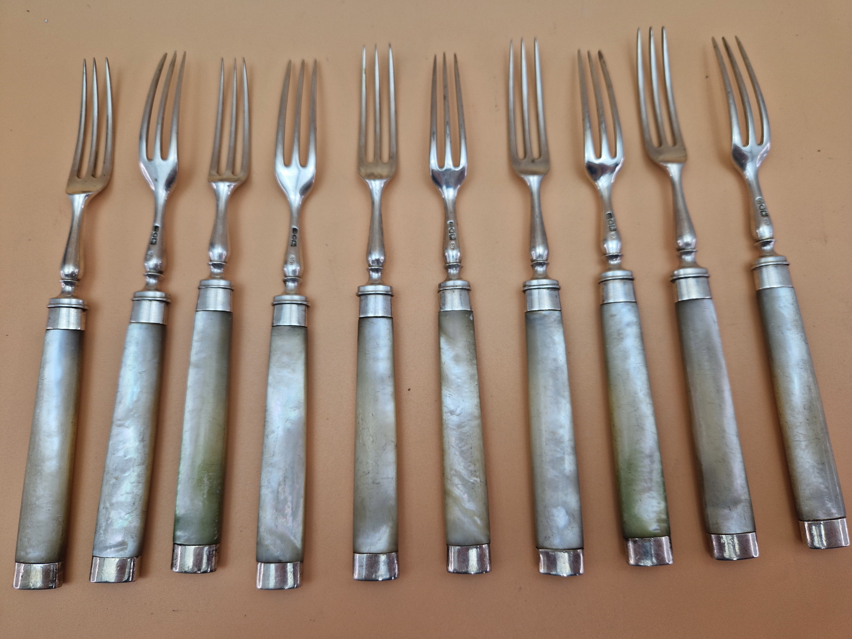 AN ANTIQUE HALLMARKED SILVER DESSERT CUTLERY SET FOR TEN WITH MOTHER OF PEARL HANDLES. - Image 6 of 10