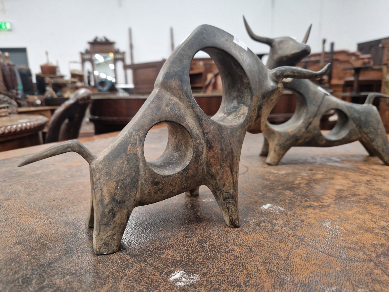 A PAIR OF BRONZE STYLISED BULL SCULPTURES - Image 3 of 4