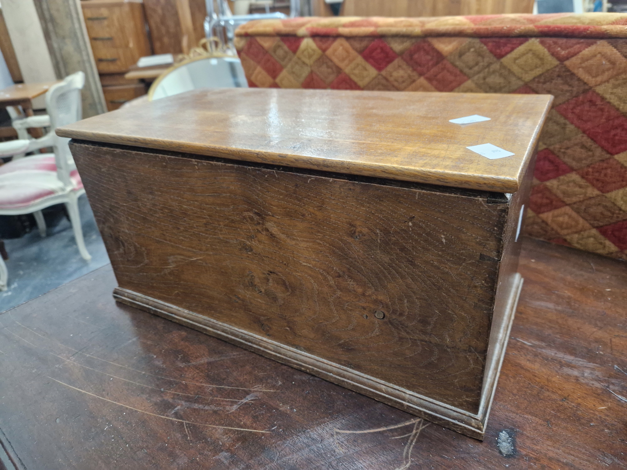 A BRASS CORNERED WALNUT WRITING SLOPE TOGETHER WITH AN OAK BOX - Image 4 of 5