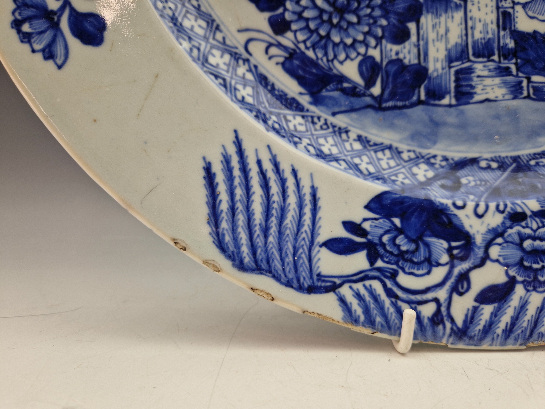 A LATE 18th C. CHINESE BLUE AND WHITE CHARGER PAINTED CENTRALLY WITH PEONY AND BAMBOO GROWING - Image 5 of 20