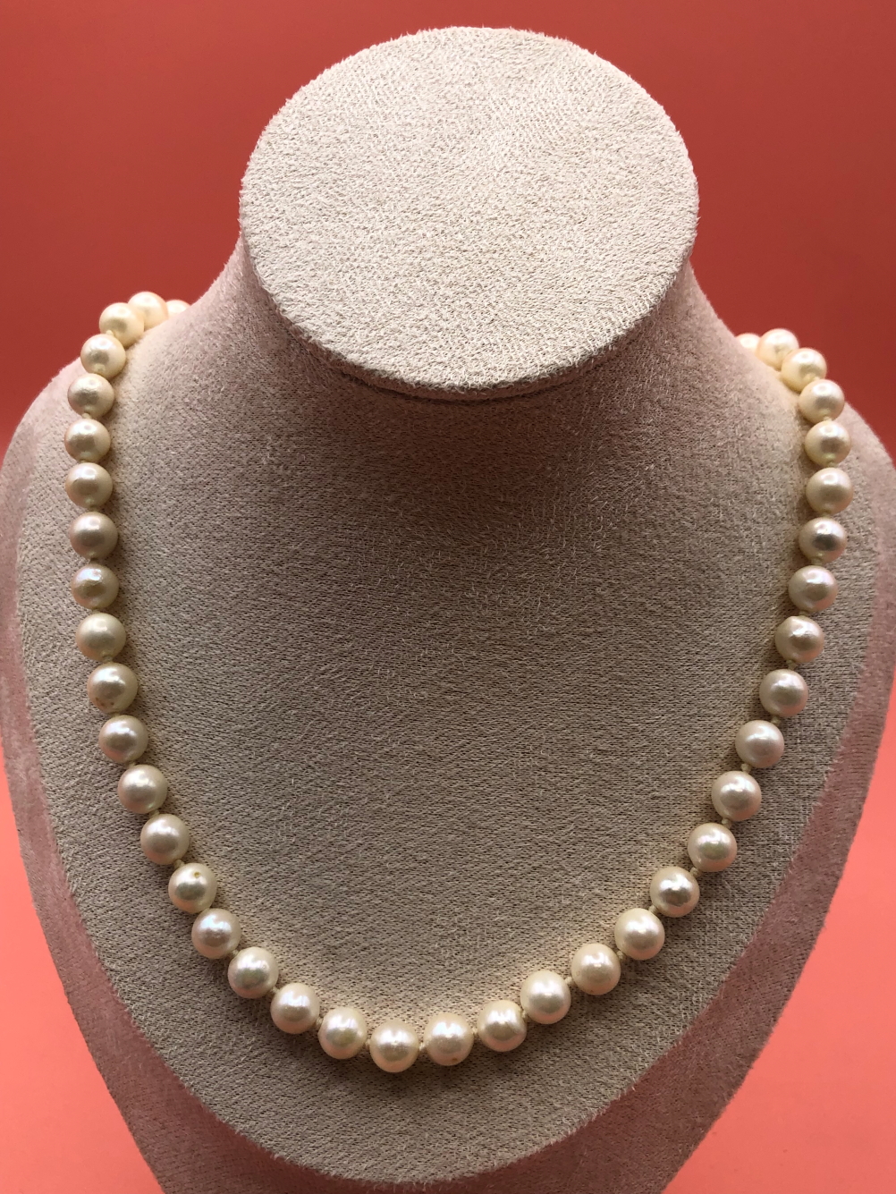 TWO STRINGS OF CULTURED PEARLS. A PINK 82cm ROPE WITH A 9ct HALLMARKED GOLD CLASP, AND A FURTHER - Image 5 of 6