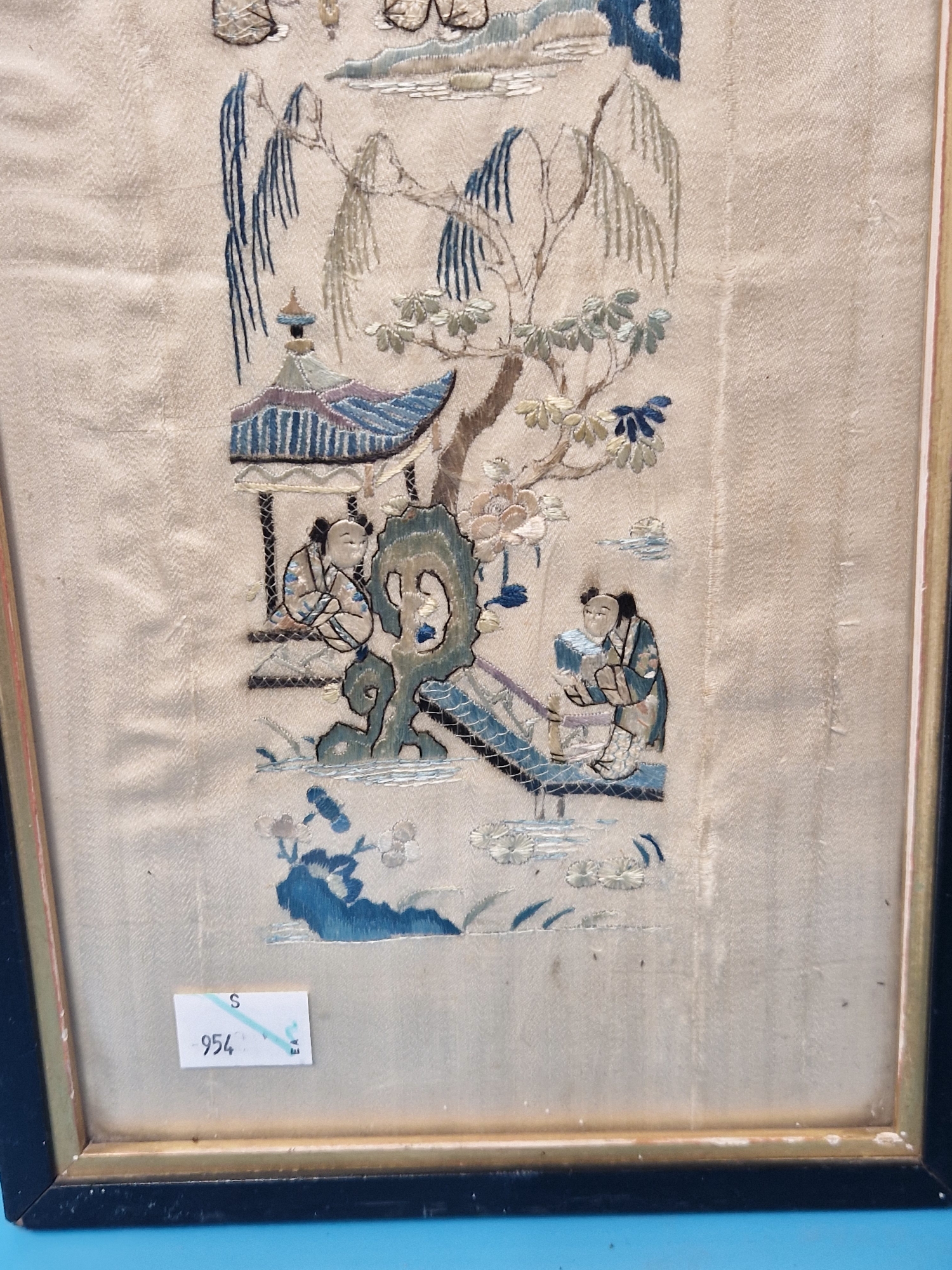 A PAIR OF FRAMED CHINESE SILK SLEEVE PANELS SEWN WITH FIGURES GOING ABOUT VILLAGE PURSUITS ON - Image 4 of 8