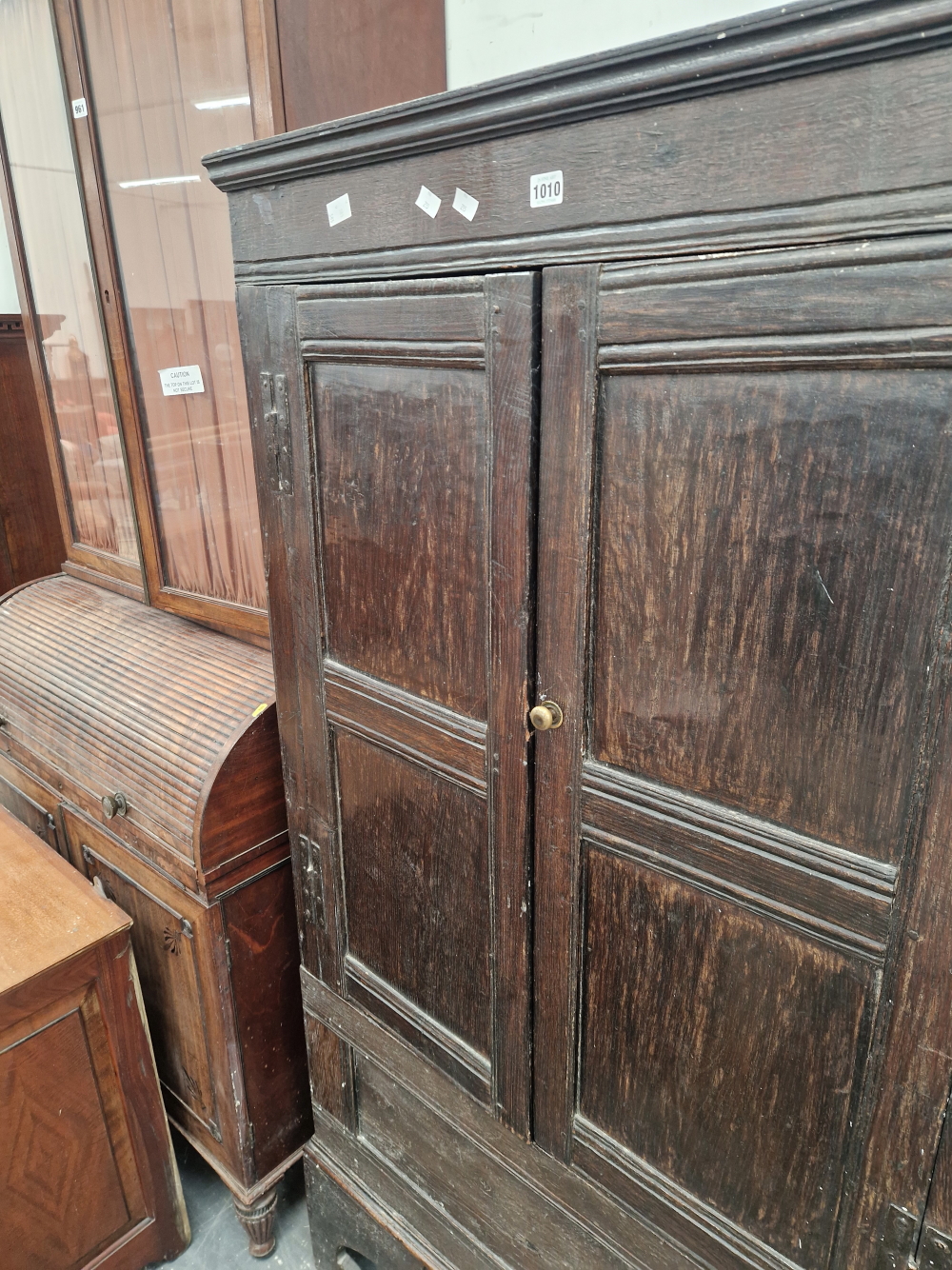 AN ANTIQUE OAK WARDROBE, THE DOORS WITH TWO PANELS AND ENCLOSING HANGING SPACE.   W 92 x D 47 x H - Image 5 of 8