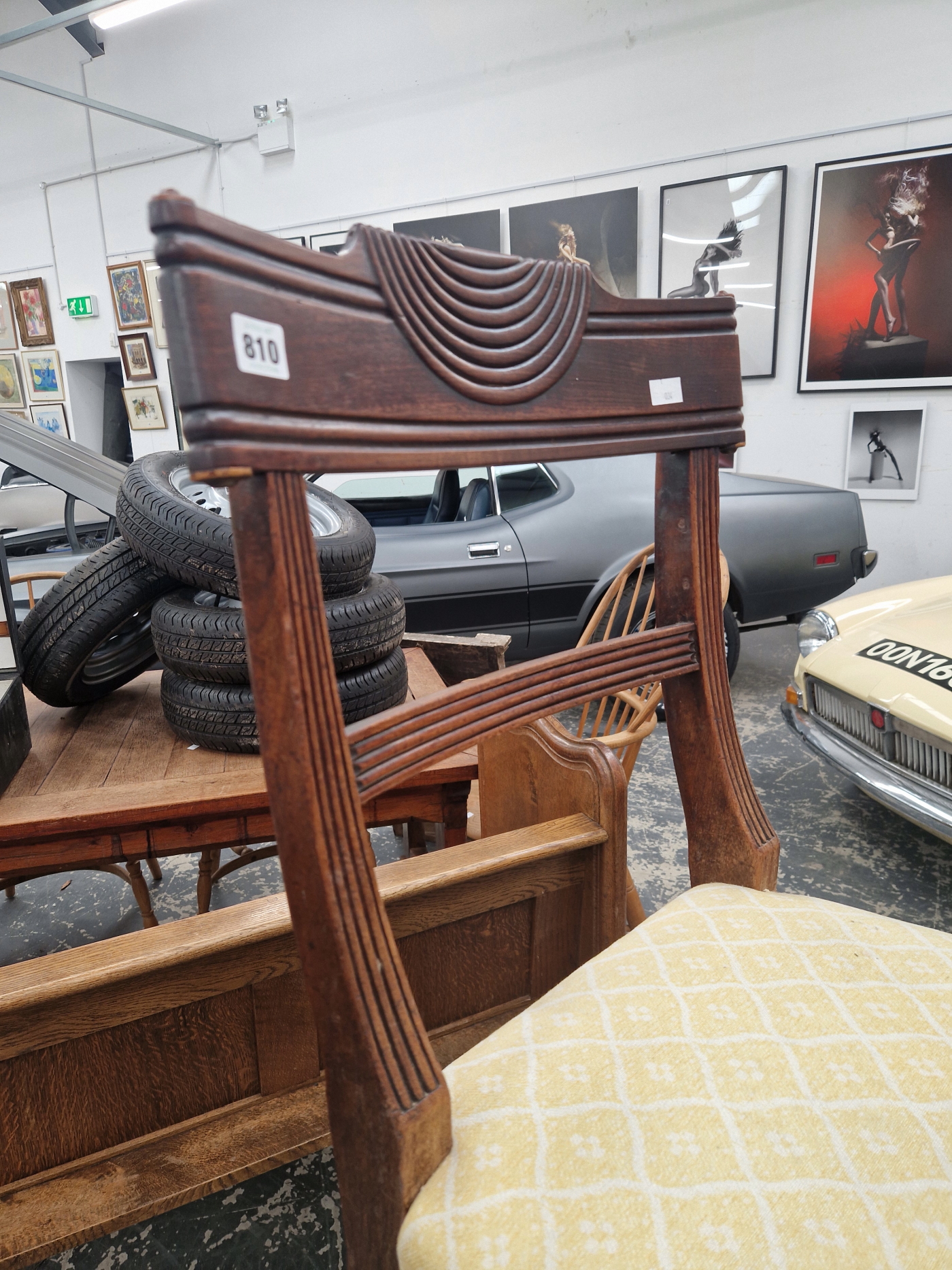 A PAIR OF REGENCY MAHOGANY DINING CHAIRS WITH REEDED UPRIGHTS AND HORIZONTAL BAR SPLAT - Image 2 of 9