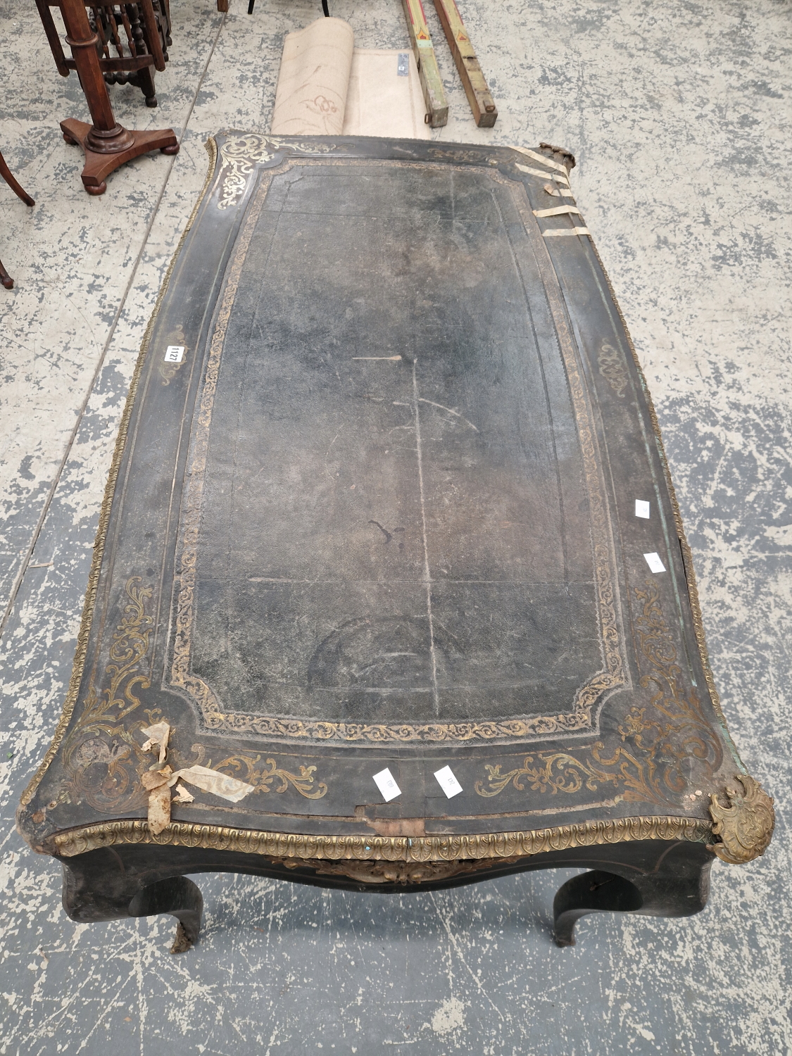 A BOULLE WRITING TABLE WITH A LEATHER INSET TOP AND TWO DRAWERS FLANKING AN APPLIED MASK TO ONE - Image 4 of 12