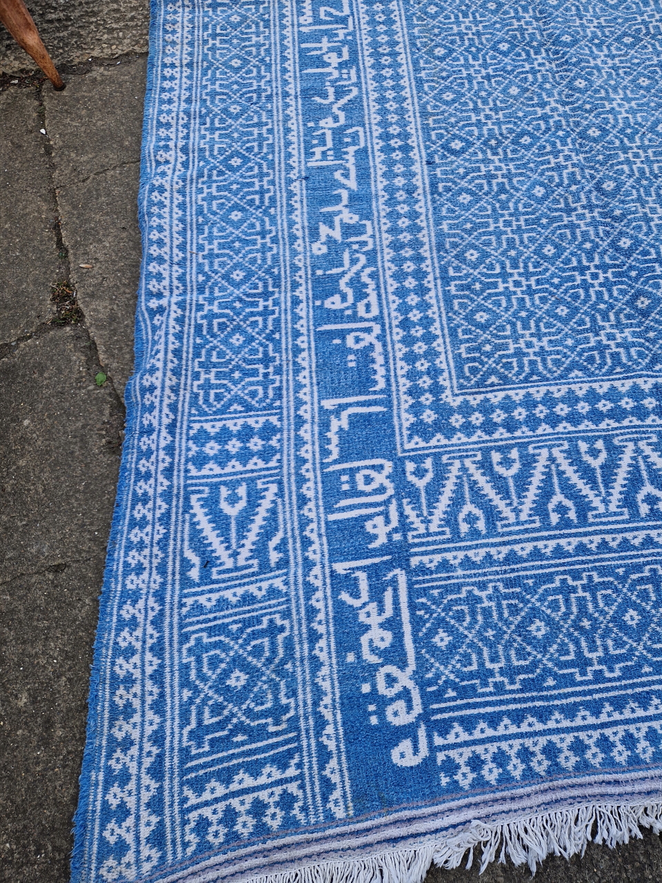 AN UNUSUAL PERSIAN FLAT WOVEN CARPET WITH INSCRIPTIONS 425 x 292 cm - Image 2 of 8