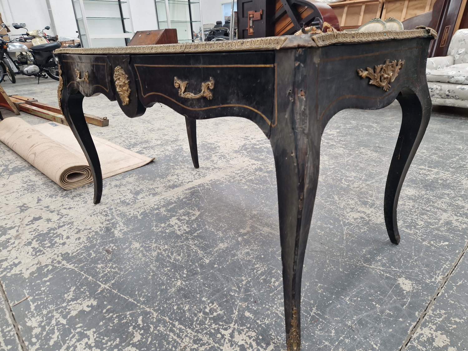 A BOULLE WRITING TABLE WITH A LEATHER INSET TOP AND TWO DRAWERS FLANKING AN APPLIED MASK TO ONE - Image 3 of 12