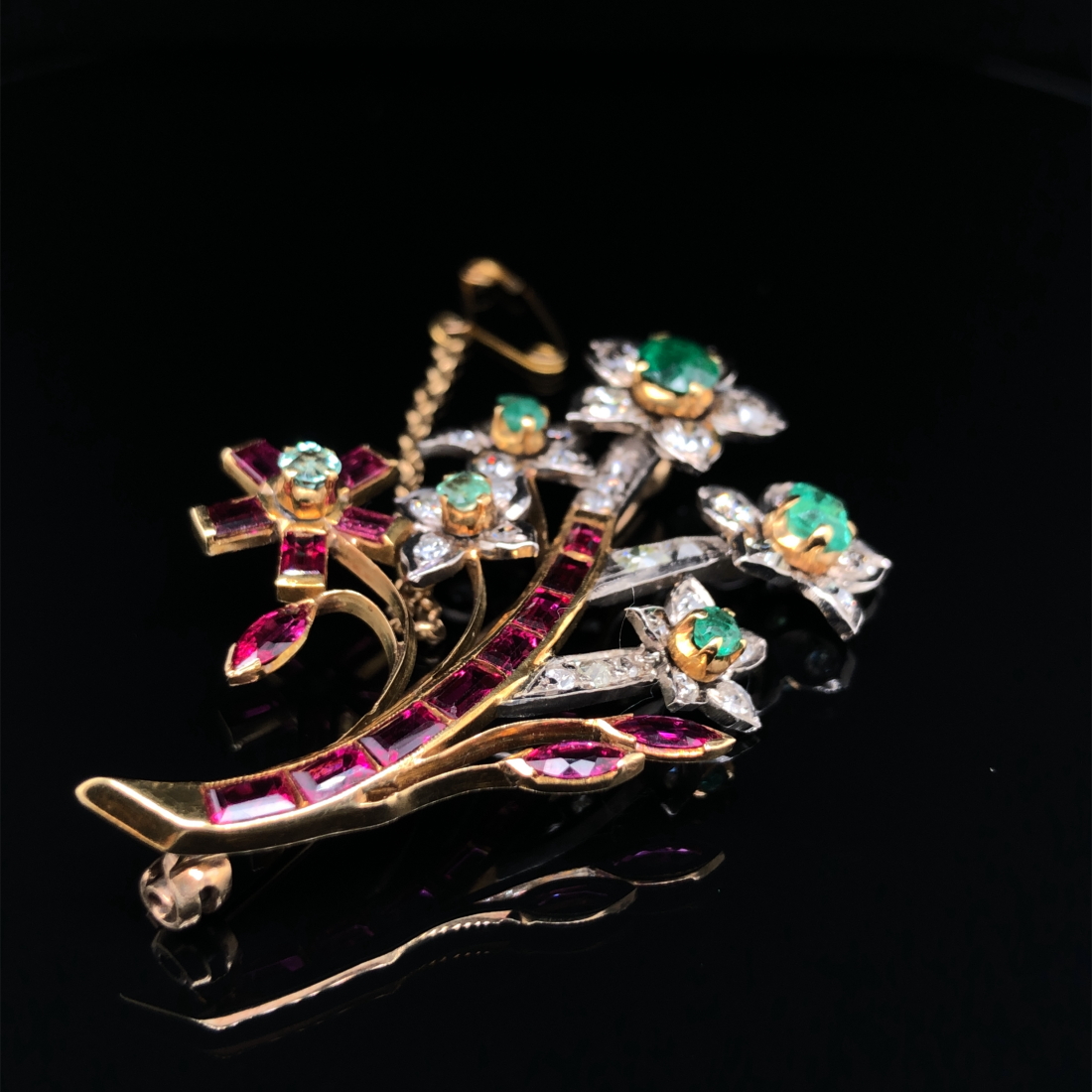 A 20th CENTURY DIAMOND, EMERALD AND RUBY SPRAY BROOCH. THE BROOCH UNHALLMARKED, ASSESSED VARIOUSLY - Image 4 of 6
