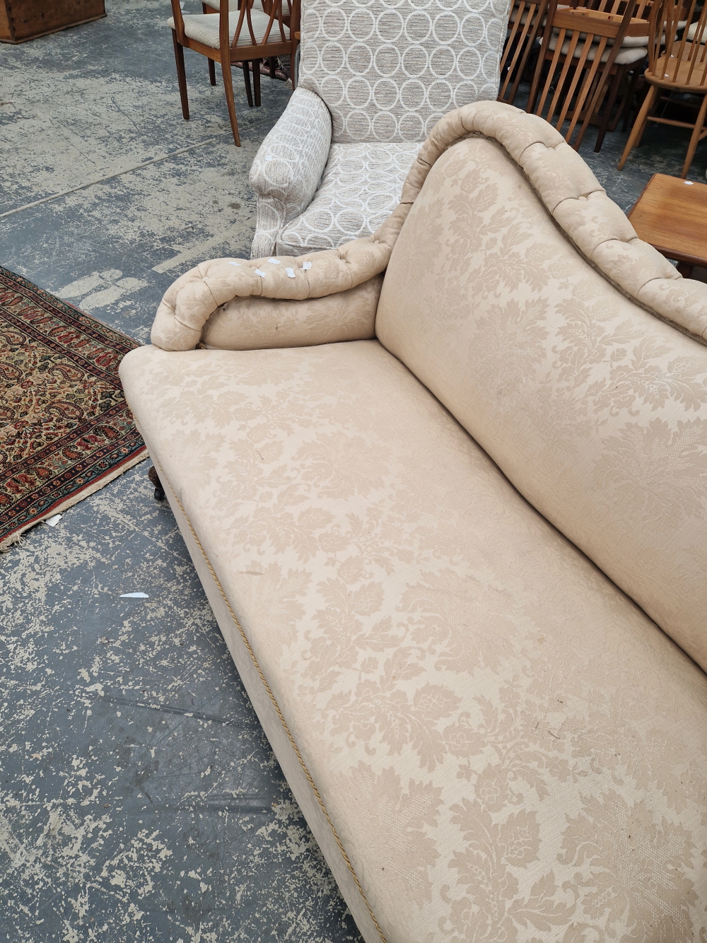 AN EDWARDIAN SMALL SALON SETTEE WITH BUTTON BACK UPHOLSTERY. - Image 4 of 4