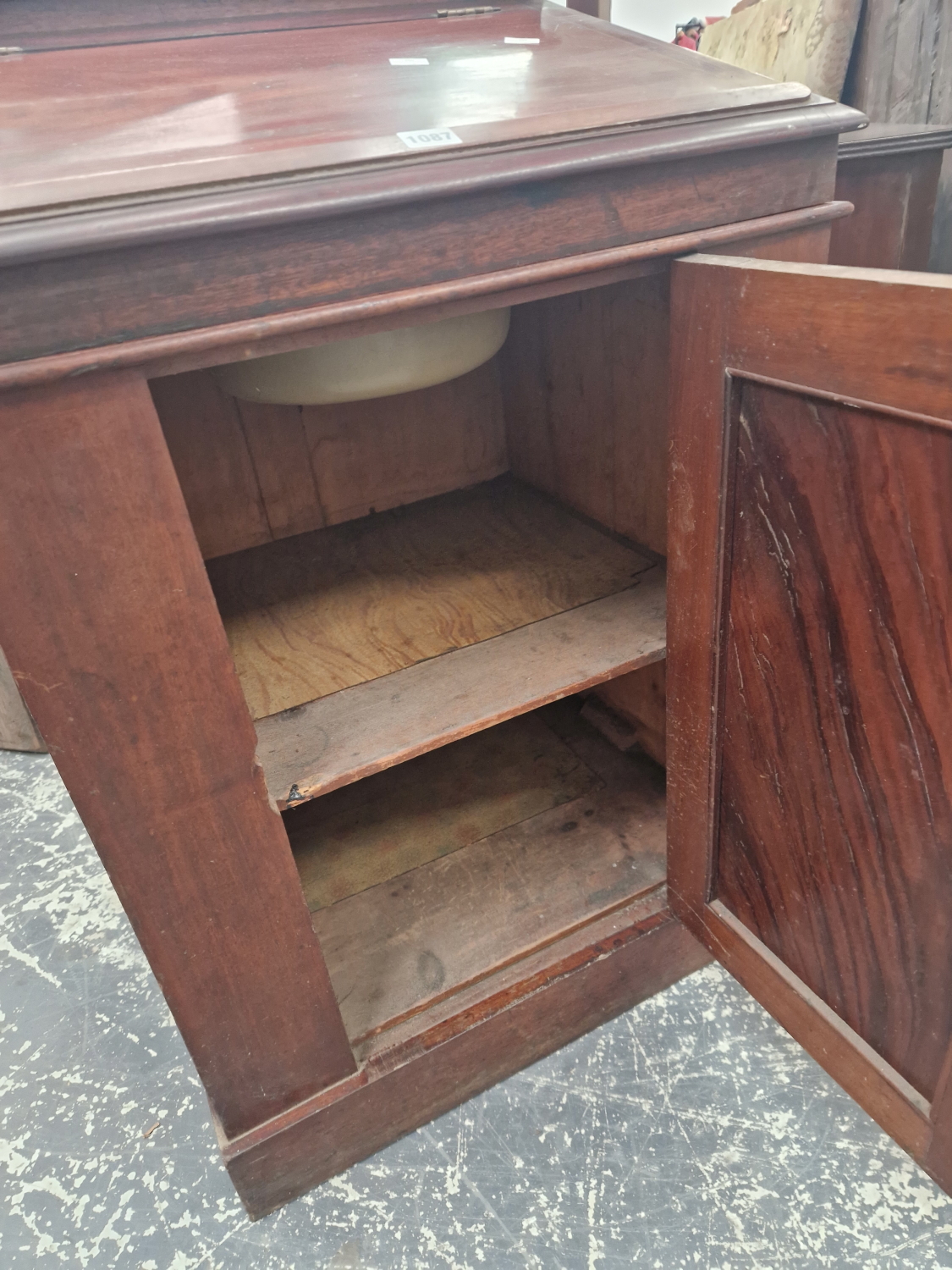 A VICTORIAN MAHOGANY DAVENPORT FORM LIFT TOP WASHSTAND WITH FITTED INTERIOR. - Image 6 of 6