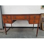 AN EARLY 20th C. SATIN WOOD DRESSING TABLE, THE BOW FRONT WITH FIVE DRAWERS ABOVE REEDED CYLINDRICAL