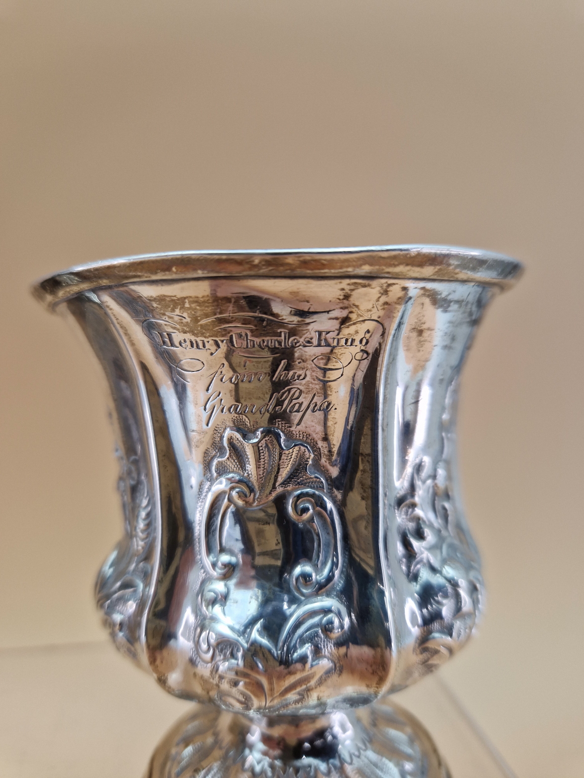 A VICTORIAN SILVER MUG BY WILLIAM HEWITT, LONDON 1838, EMBOSSED WITH FLOWERS TOGETHER WITH A QUARTER - Image 4 of 8
