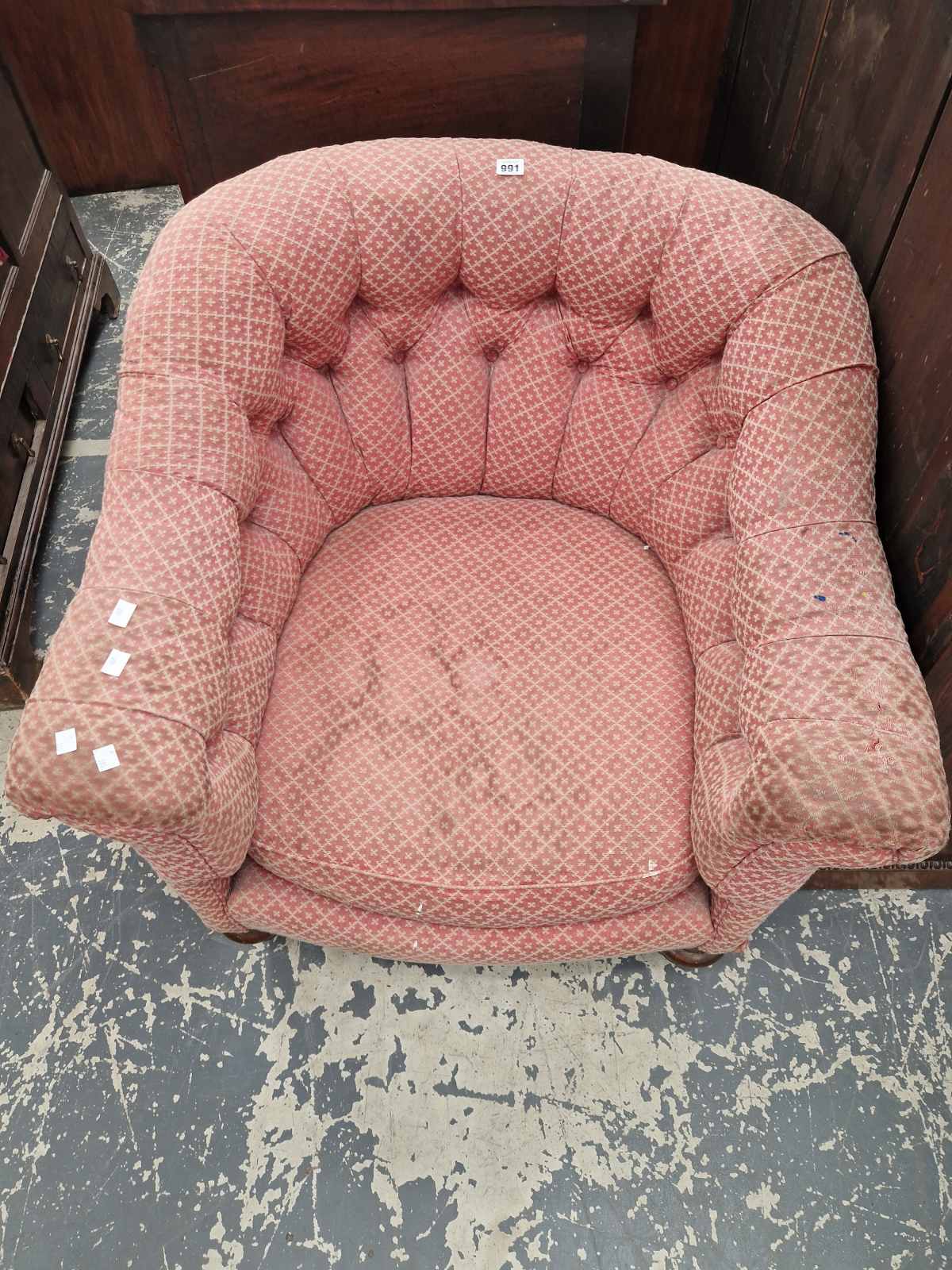 A TUB ARMCHAIR WITH A ROUNDED BUTTON UPHOLSTERED BACK, THE TURNED MAHOGANY FRONT LEGS ON BRASS - Image 2 of 5