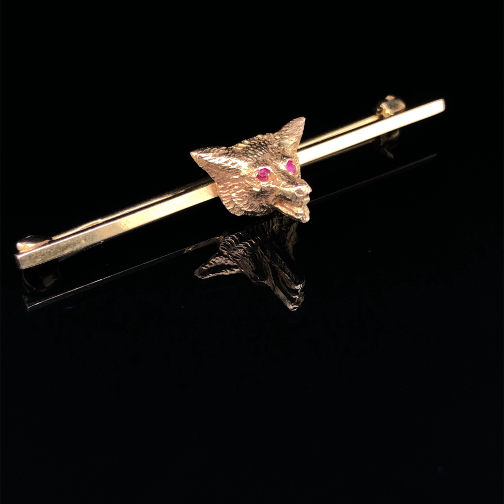 A VINTAGE CROPP & FARR 9ct HALLMARKED GOLD FOX MASK BAR BROOCH WITH RED GEM SET EYES. WEIGHT 4. - Image 3 of 3