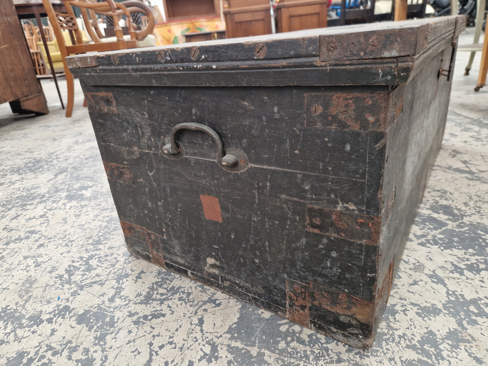 A GREY PAINTED MILITARY CAMPHOR WOOD TRUNK OR CHEST WITH IRON HANDLES AND PLAQUE TO 2nd VOLUNTEER - Image 5 of 6