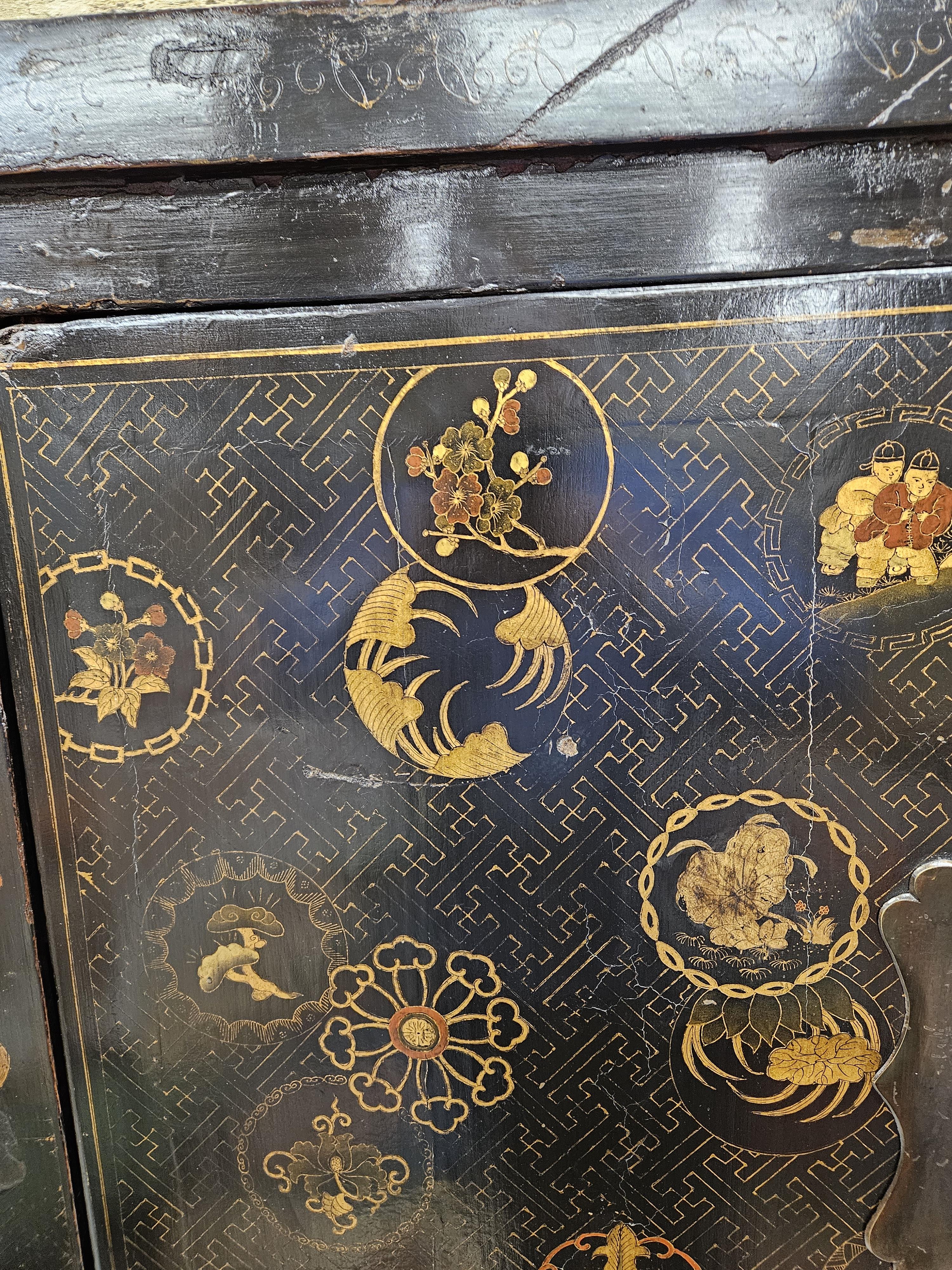 A PAIR OF CHINESE BLACK LACQUERED CABINETS, THE DOORS GILT WITH ROUNDELS ON A GEOMETRIC GROUND AND - Image 4 of 22