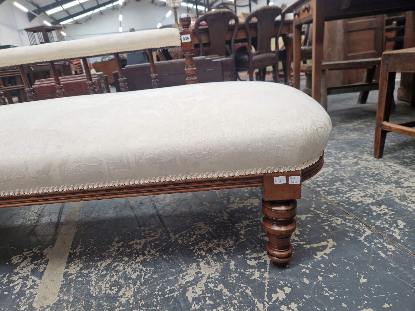 AN EARLY 20th C. MAHOGANY CHAISE LONGUE UPHOLSTERED IN WHITE DAMASK, ONE LONG SIDE WITH A BALUSTRADE - Image 4 of 6