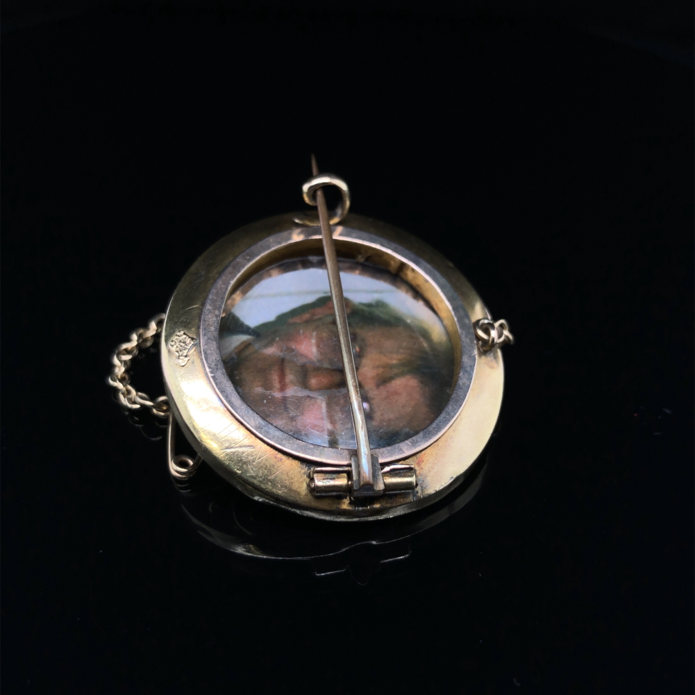 AN ANTIQUE BANDED AGATE AND GOLD BROOCH WITH OPEN PHOTO PANEL TO REVERSE, COMPLETE WITH SAFETY - Image 2 of 3