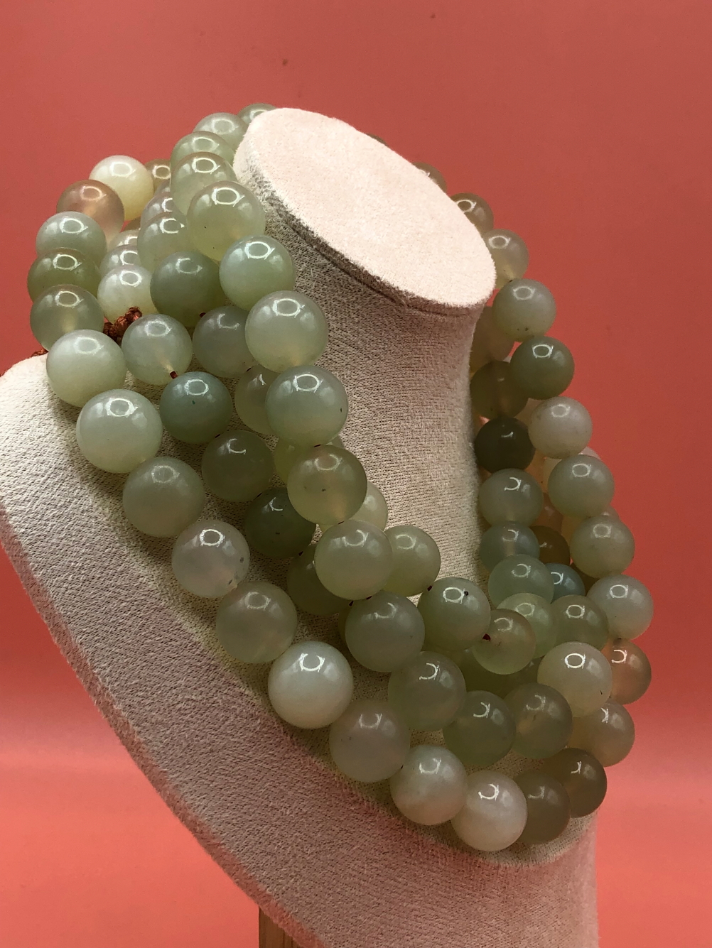 AN GREEN HARDSTONE EASTERN ROW OF CONTINUIOUS BEADS AND A SIMILAR BANGLE. BEAD LENGTH 161cms. - Image 4 of 4