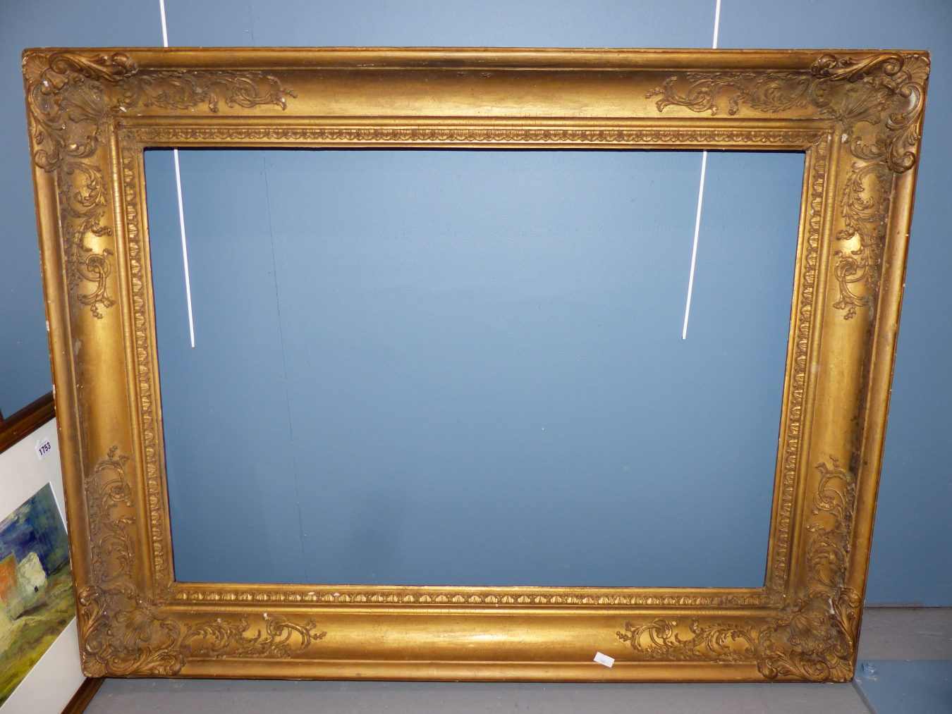A LARGE 19TH CENTURY GILTWOOD AND GESSO PICTURE FRAME. - Bild 2 aus 2
