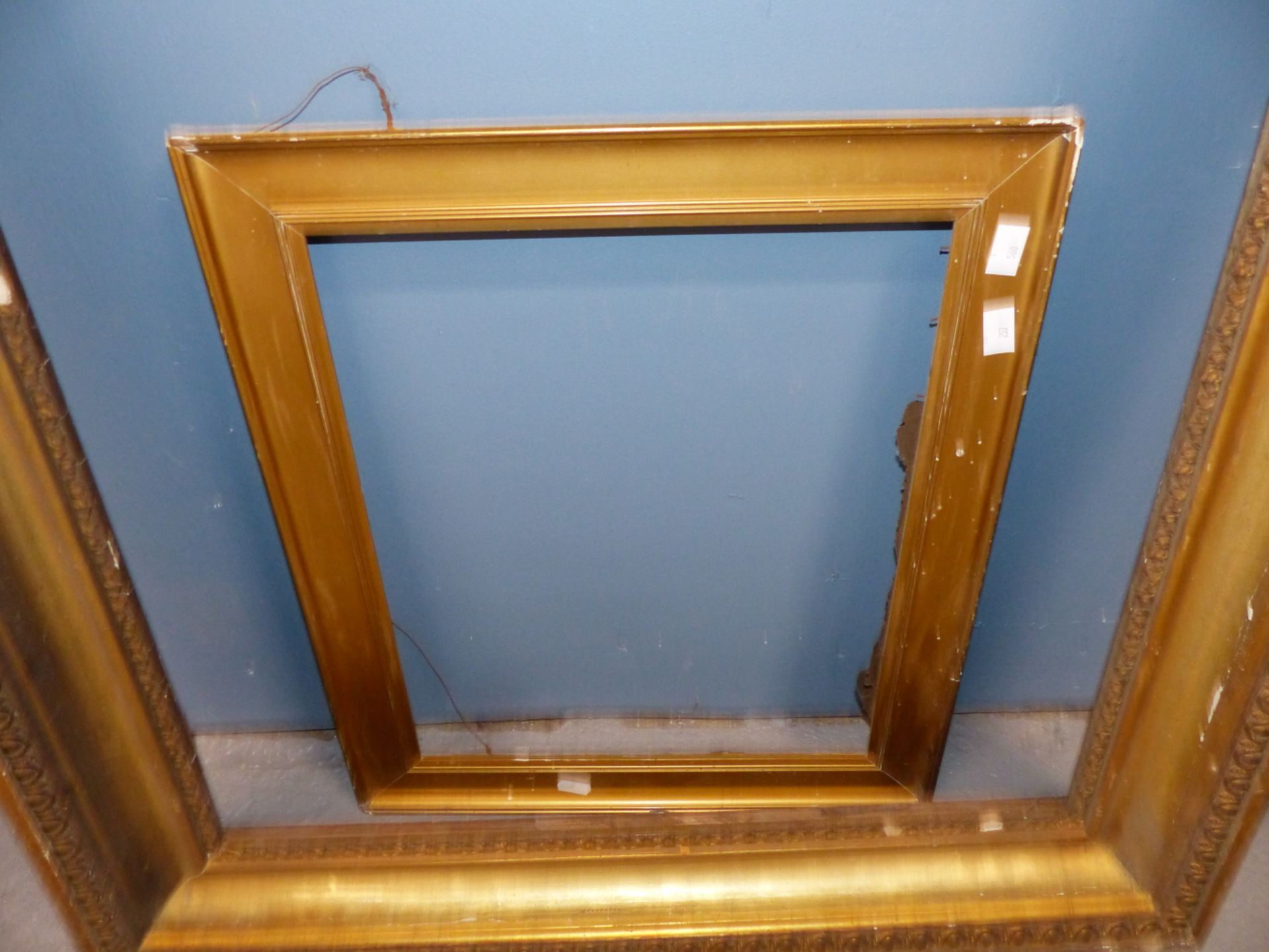 FOUR VARIOUS GILTWOOD AND GESSO PICTURE FRAMES, SIZES VARY. (4) - Image 3 of 5