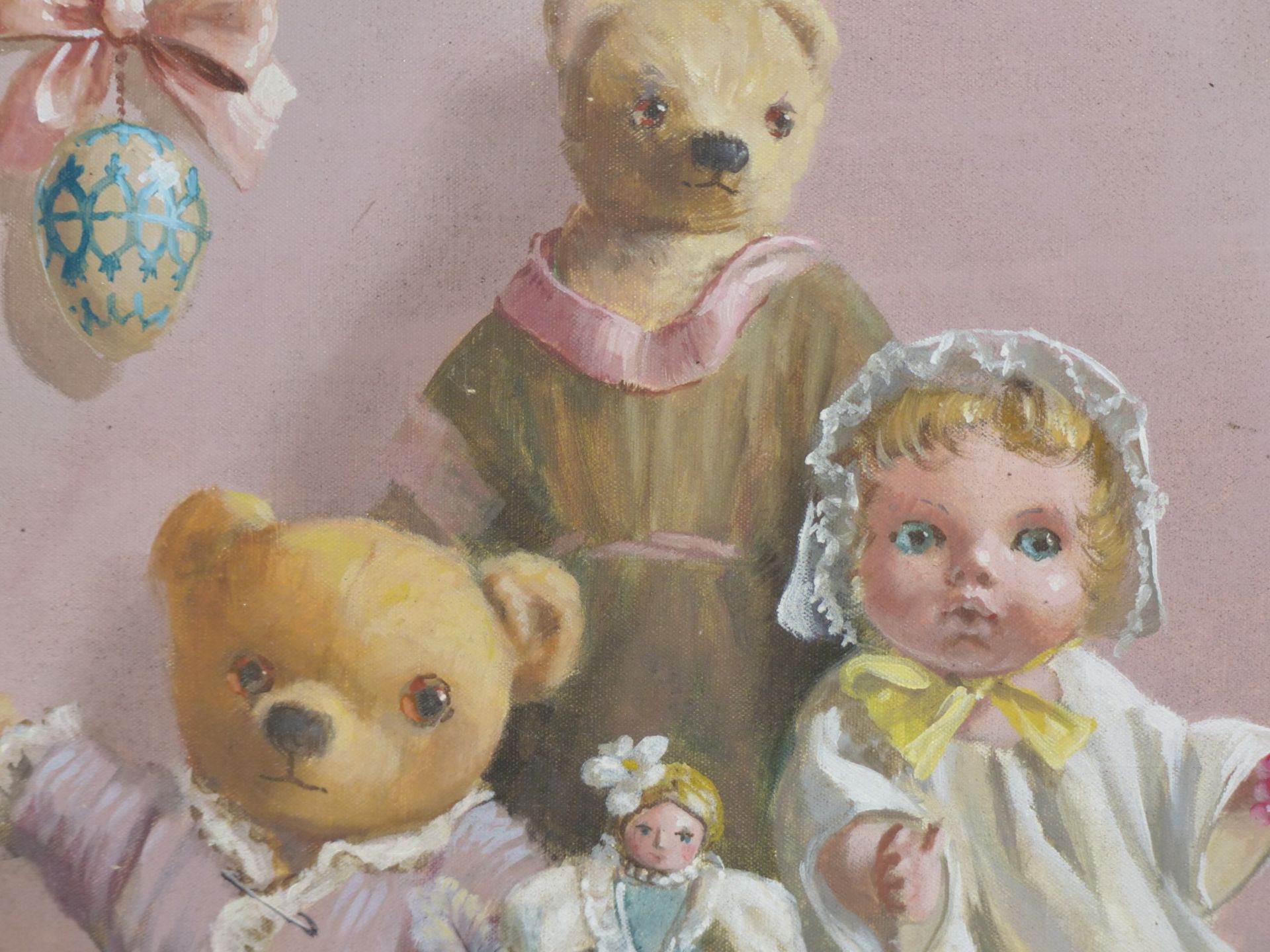 DEBORAH JONES (1921-2012) ARR, TEDDY BEARS AND DOLLS ON A SHELF, SIGNED AND DATED 1982, OIL ON - Image 4 of 5