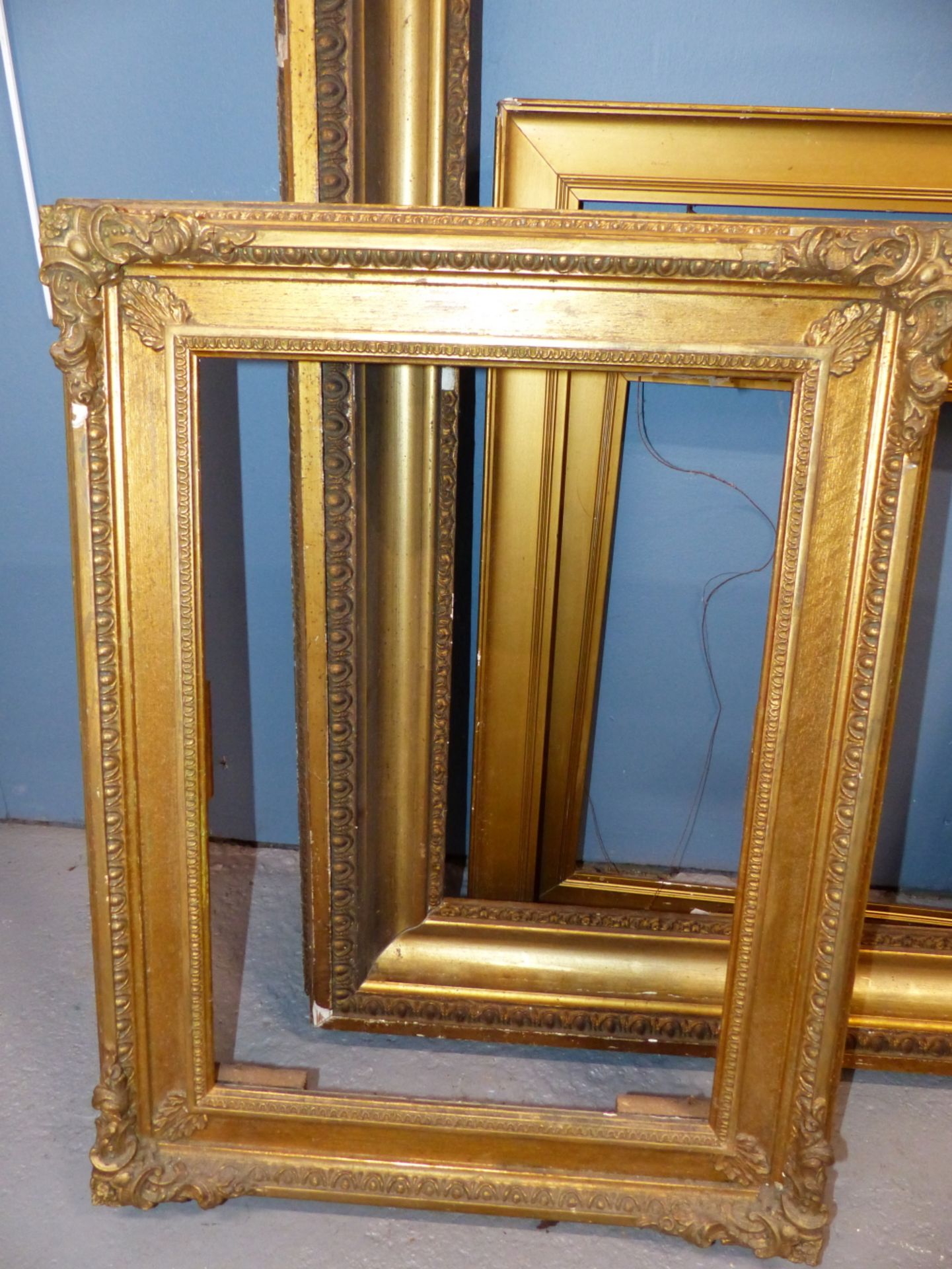 FOUR VARIOUS GILTWOOD AND GESSO PICTURE FRAMES, SIZES VARY. (4) - Image 5 of 5