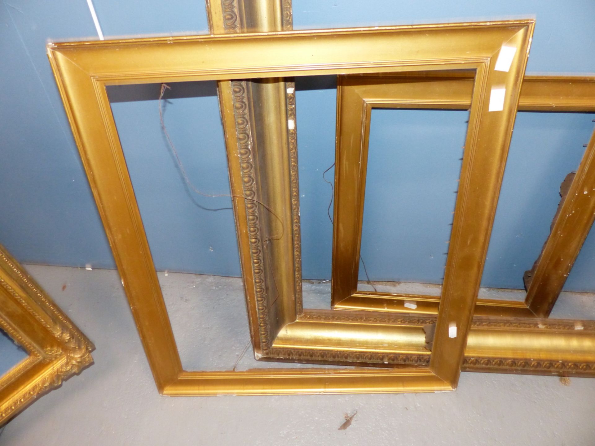 FOUR VARIOUS GILTWOOD AND GESSO PICTURE FRAMES, SIZES VARY. (4) - Image 4 of 5