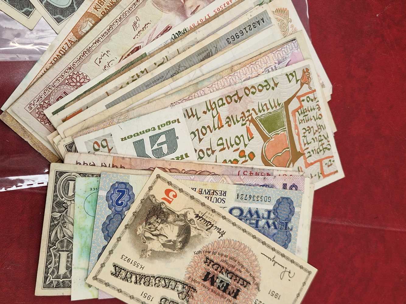 Four vintage Disney Dollar banknotes and various other world banknotes. - Bild 2 aus 2