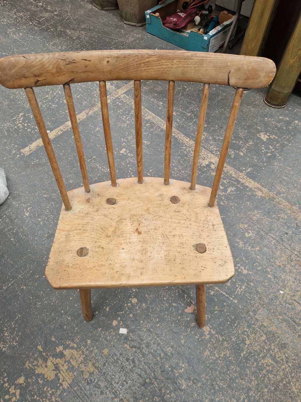 A Welsh comb back chair There is a natural split to the top right of the rail, otherwise good. - Image 2 of 4