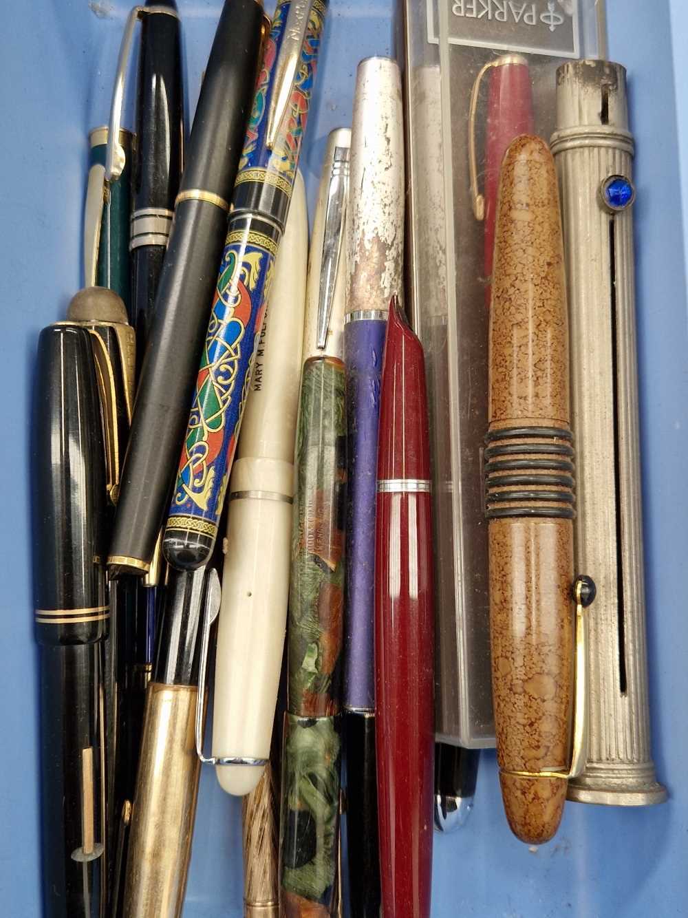 A collection of vintage and other various fountain and ballpoint pens to include Parker, Burnham, - Bild 2 aus 4