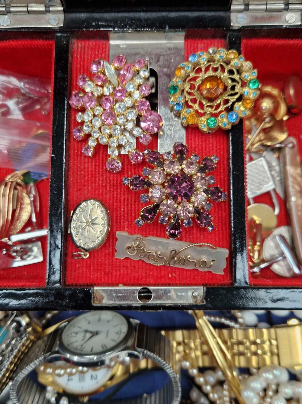 A collection of vintage and later costume jewellery, watches, etc, contained in a jewellery case. - Image 2 of 5