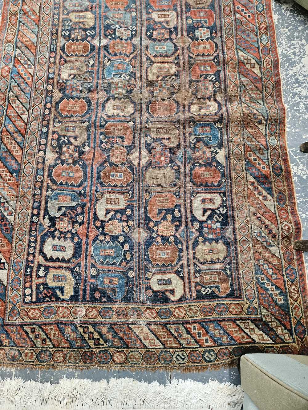 AN ANTIQUE PERSIAN TRIBAL RUG 213 x 110 cm. - Image 3 of 5