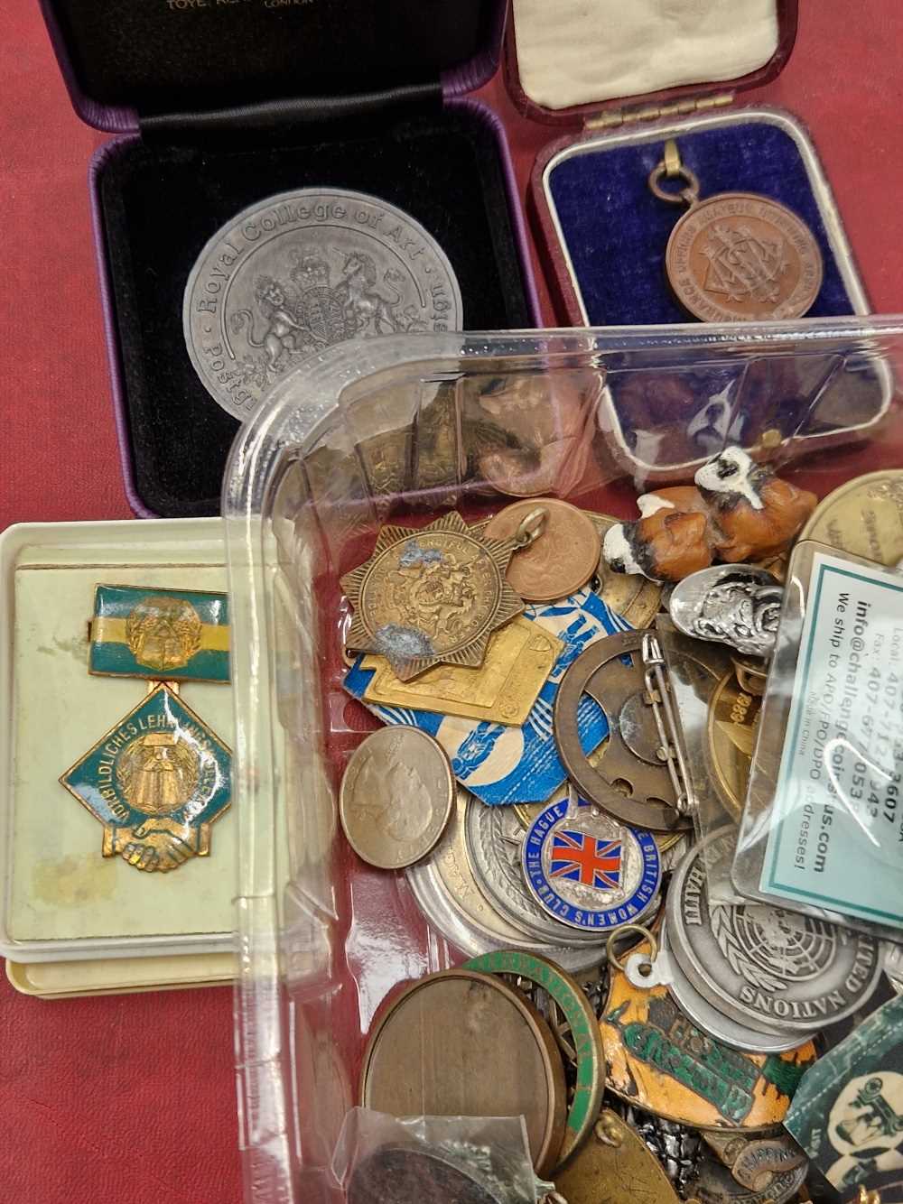 A collection of various medallions, coins, and collectables. - Bild 2 aus 4