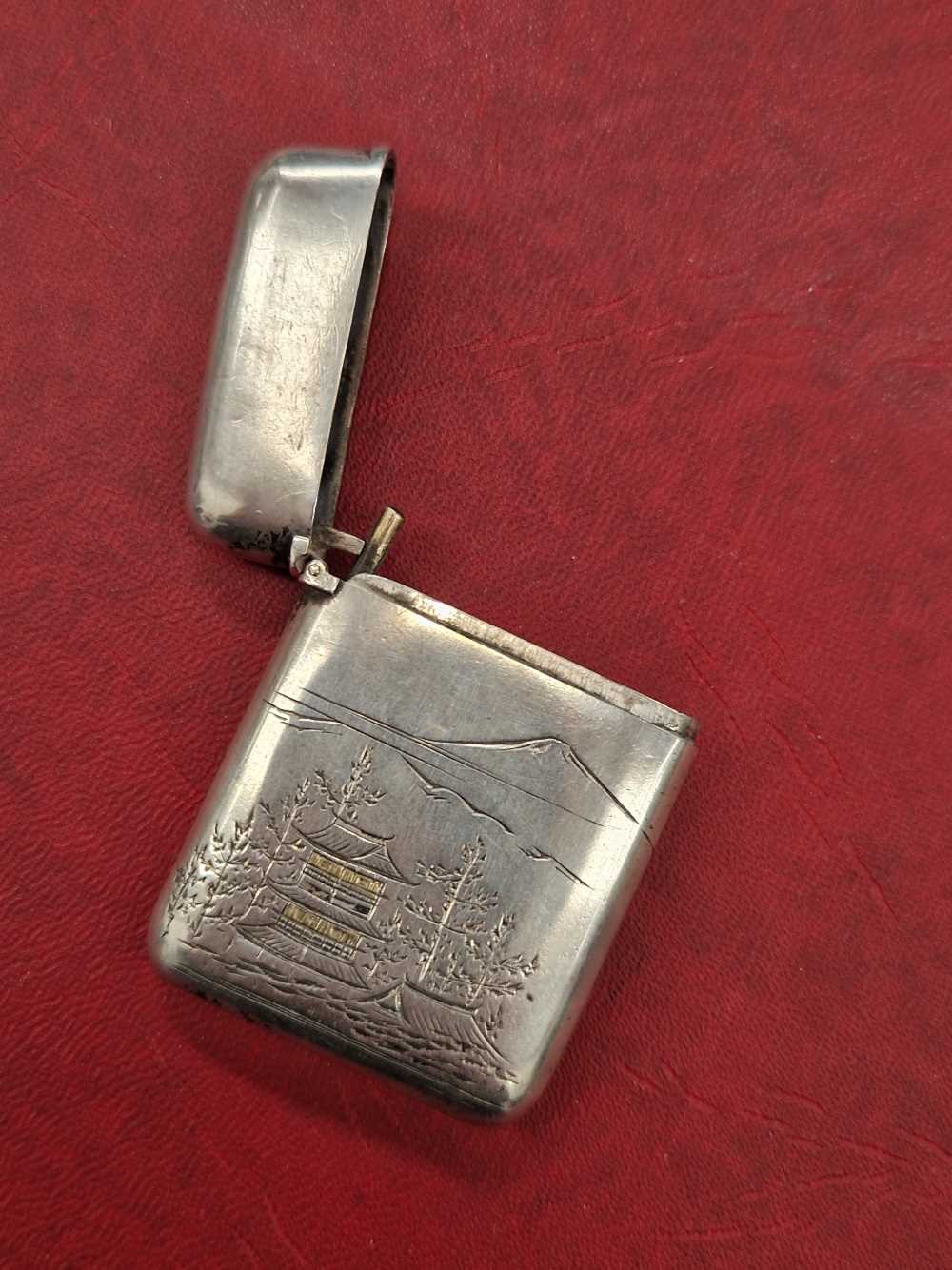 A Japanese silver vesta case with pagoda and mountain decoration. Character signature to reverse. - Bild 3 aus 3